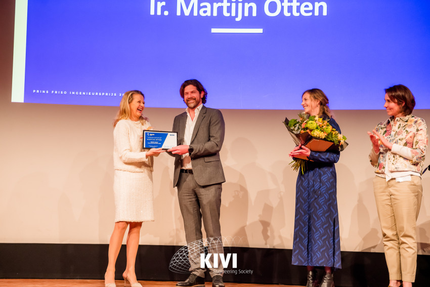 Martijn Otten receiving the Prins Friso Ingenieursprijs 2026 from Princess Mabel on stage at TU Eindhoven